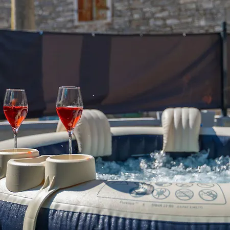 Сasa de vacaciones Romantisches Mit Jacuzzi, Bbq, Wifi Marčana