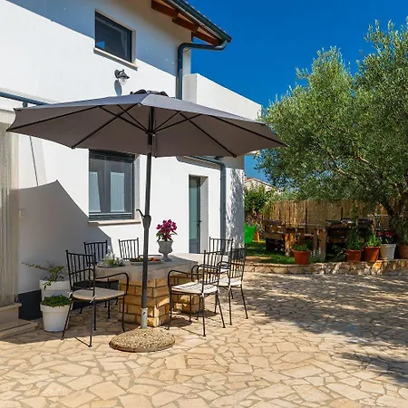 Romantisches Mit Jacuzzi, Bbq, Wifi Nyaraló Marčana