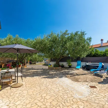 Сasa de vacaciones Romantisches Mit Jacuzzi, Bbq, Wifi Marčana