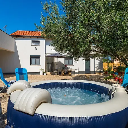 Romantisches Mit Jacuzzi, Bbq, Wifi *