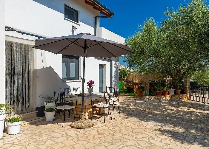 Romantisches Mit Jacuzzi, Bbq, Wifi Feriehus Marčana