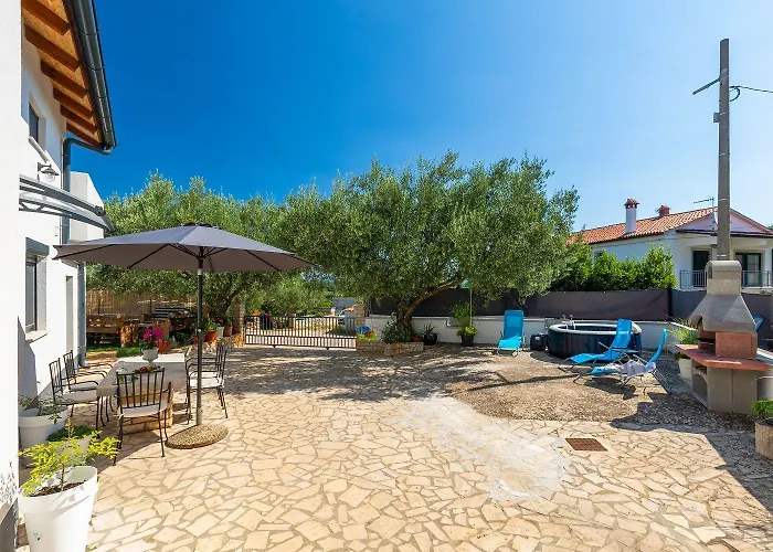 Feriehus Romantisches Mit Jacuzzi, Bbq, Wifi Marčana